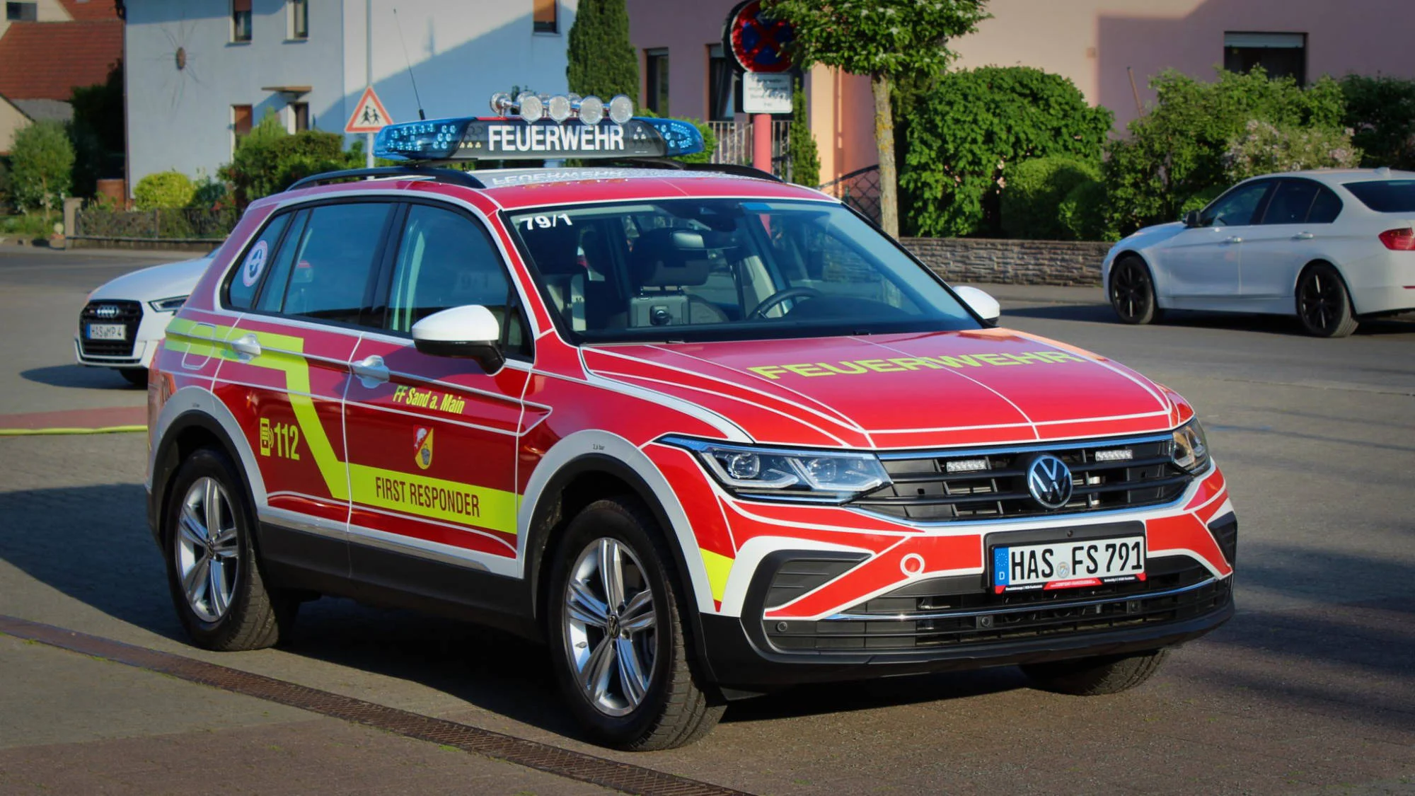 Das Fahrzeug 79/1 der First Responder Sand am Main, rot mit leuchtgelben Streifen und der Aufschrift „First Responder“