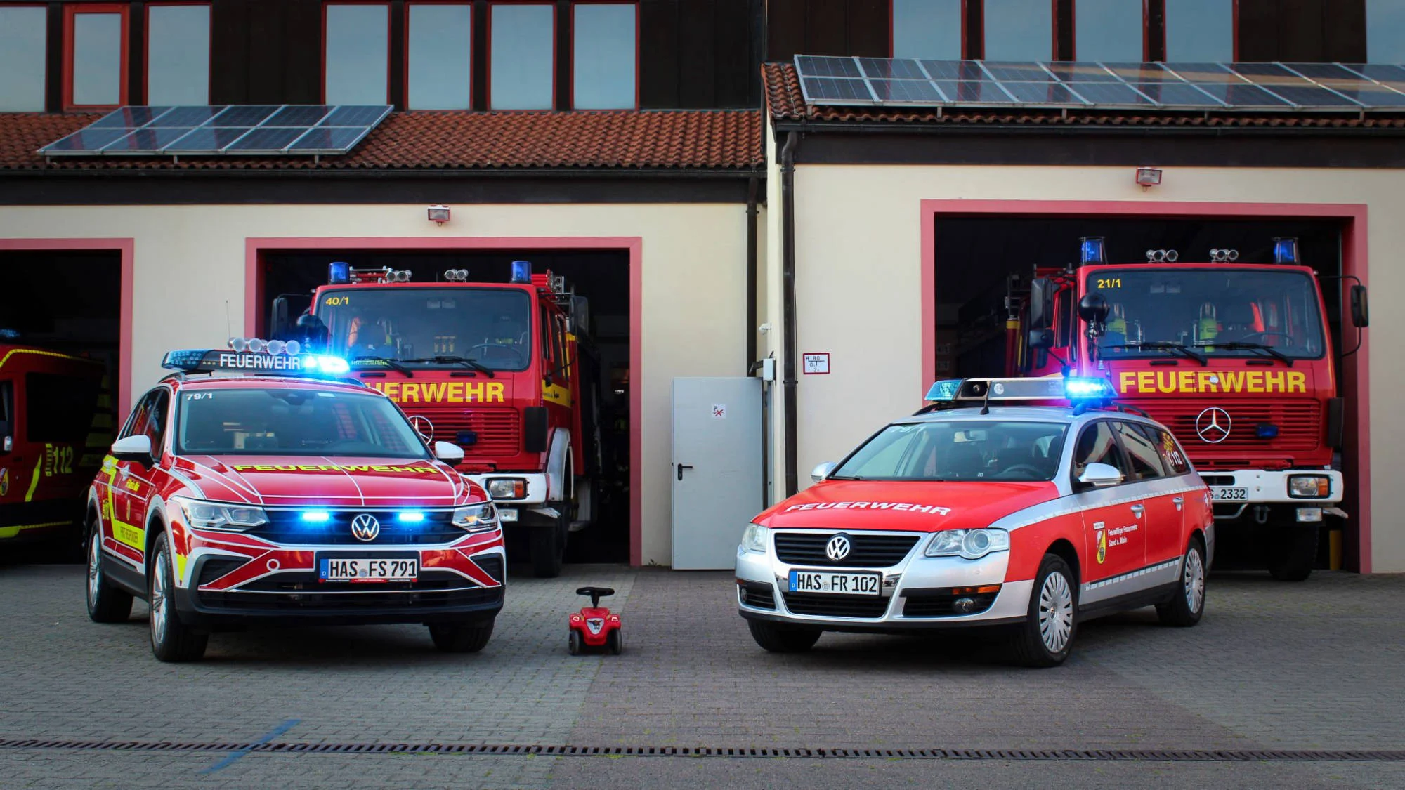 Das neue und das alte Fahrzeug der First Responder mit Blaulicht vor dem Feuerwehrhaus Sand am Main