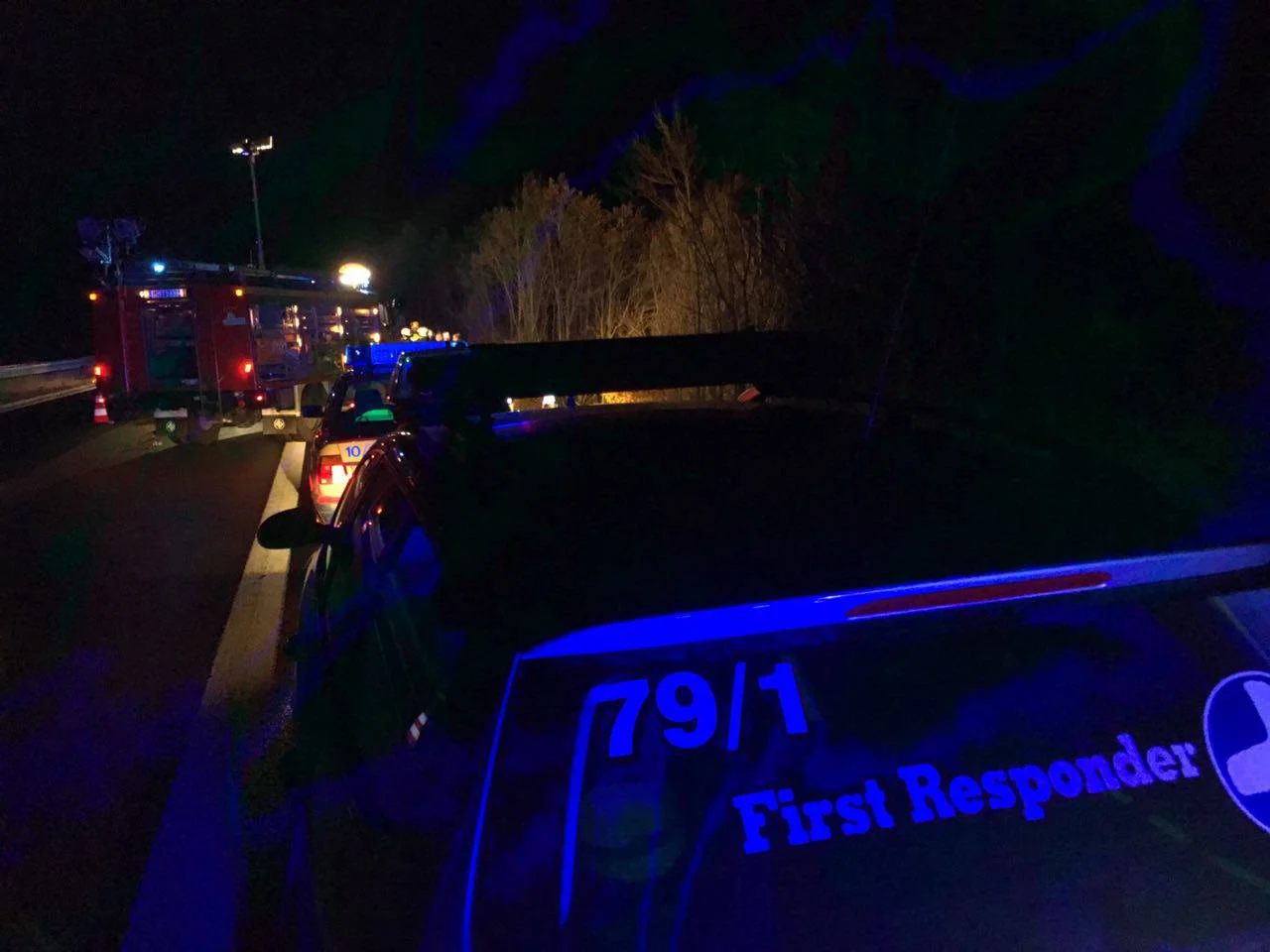 Nachteinsatz: das Fahrzeug 79/1 im Blaulicht, im Hintergrund ein Löschfahrzeug der Feuerwehr